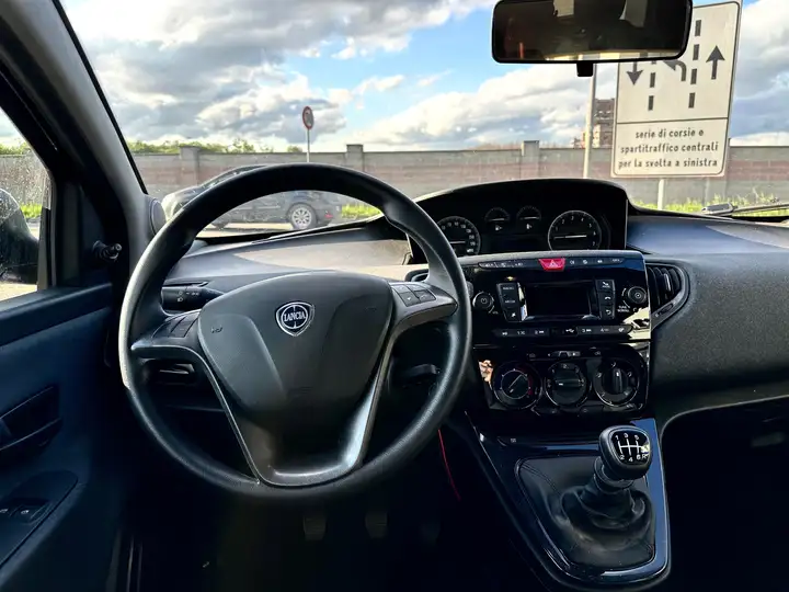 Lancia Ypsilon